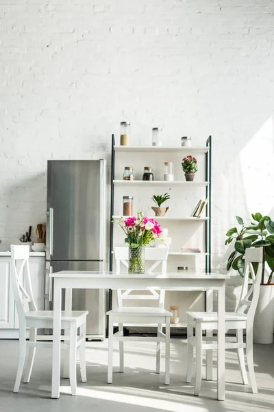 Intérieur Cuisine Moderne Lumineuse Avec Bouquet Sur Table — Photo