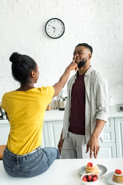 キッチンで彼氏の鼻に触れることアフリカ系アメリカ人のガール フレンド  — 無料ストックフォト