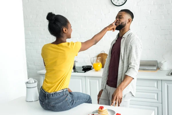 Seitenansicht Einer Afrikanisch Amerikanischen Freundin Die Der Küche Die Nase — Stockfoto