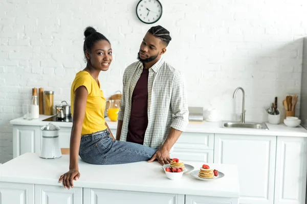 Afro Amerikan Çifte Modern Açık Mutfak — Ücretsiz Stok Fotoğraf