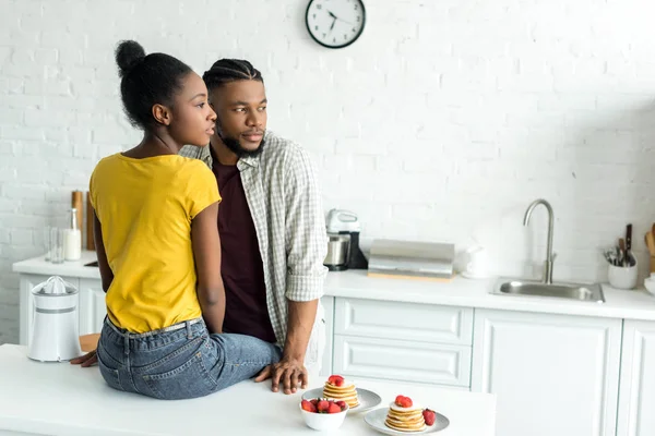 Africano Casal Americano Olhando Para Longe Cozinha — Fotografia de Stock