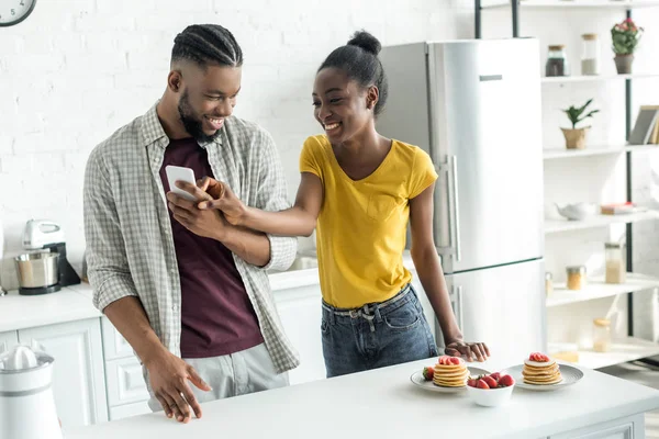 African American Couple Smartphone Kitchen — Stock Photo, Image