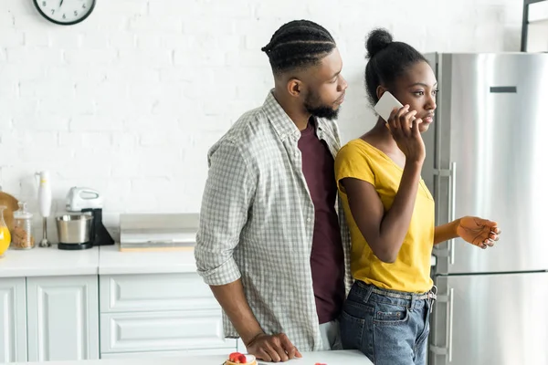 Africano Namorado Americano Falando Por Smartphone Cozinha — Fotos gratuitas