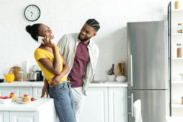 Sorrindo Namorado Americano Africano Falando Por Smartphone Cozinha — Fotografia de Stock Grátis