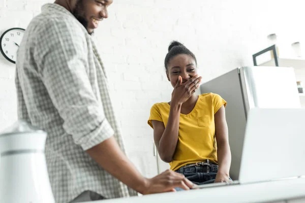 Vista Ángulo Bajo Pareja Afroamericana Sorprendida Mirando Ordenador Portátil Cocina —  Fotos de Stock