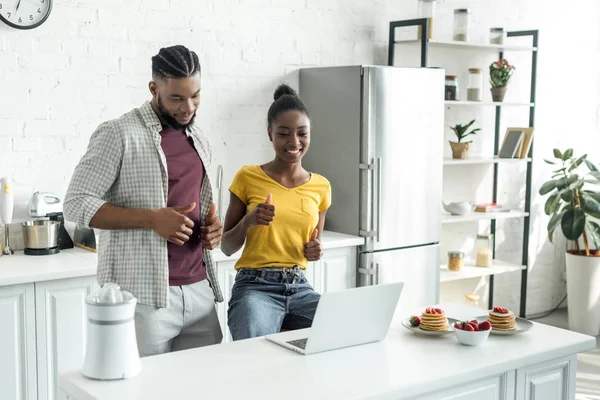 Africano Americano Pareja Mostrando Thumb Ups Durante Vídeo Llamada Cocina —  Fotos de Stock