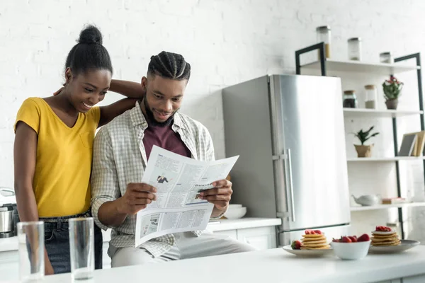 Casal Afro Americano Ler Jornal Juntos Cozinha — Fotografia de Stock