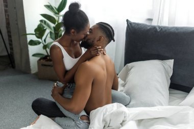 sevgi Afro-Amerikan çift yatak odasında öpüşme