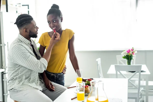 Afrikanisch Amerikanisch Freund Feeding Freundin Mit Erdbeere Bei Küche — Stockfoto