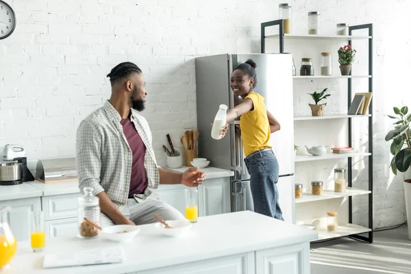 Afro-Amerikan kız erkek mutfak at şişe süt veren