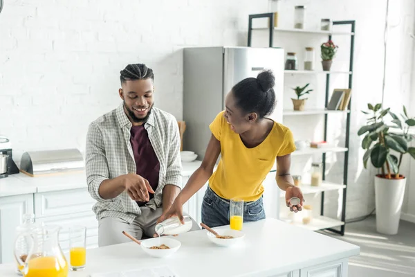 Afro Americano Namorada Derramando Leite Prato Namorado Cozinha — Fotografia de Stock