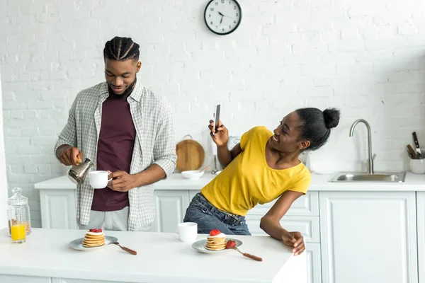 Afro Americana Namorada Tirar Foto Namorado Com Smartphone Cozinha — Fotografia de Stock