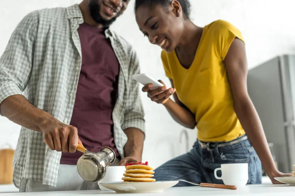 Novia Afroamericana Tomando Fotos Café Con Teléfono Inteligente Cocina — Foto de stock gratis