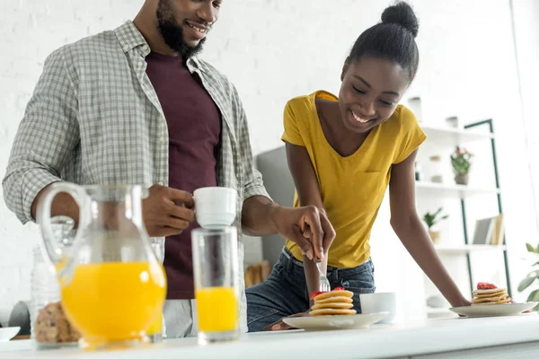 Imagem Cortada Namorado Afro Americano Tomando Panquecas Com Garfo Cozinha — Fotografia de Stock