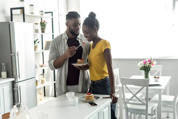 Afro Americano Namorado Alimentando Namorada Com Morango Cozinha — Fotografia de Stock
