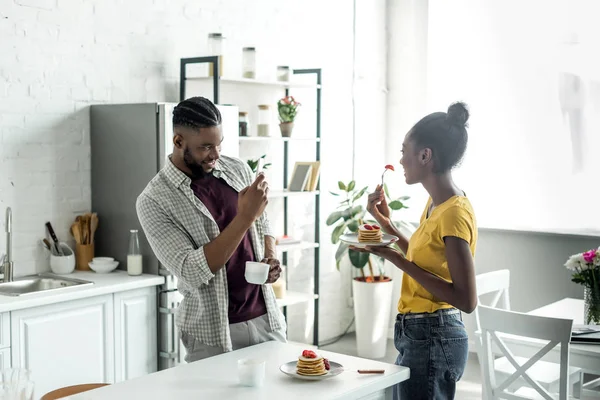 African American Boyfriend Taking Photo Girlfriend Kitchen — Free Stock Photo