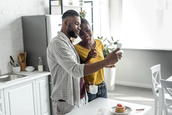 Africano Casal Americano Tomando Selfie Com Smartphone Cozinha — Fotografia de Stock Grátis