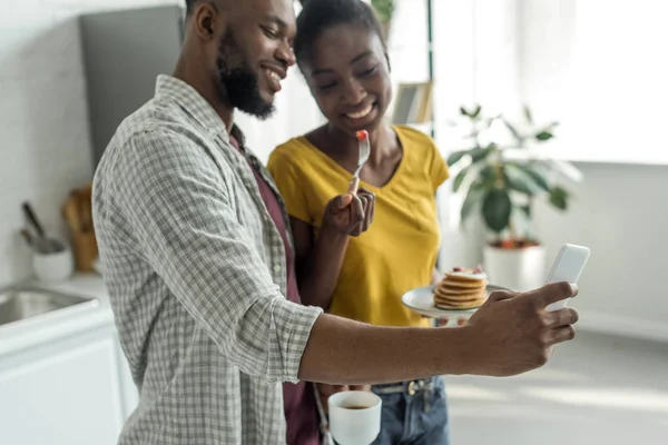 African American Pasangan Mengambil Selfie Dengan Smartphone Pagi Hari Dapur — Foto Stok Gratis