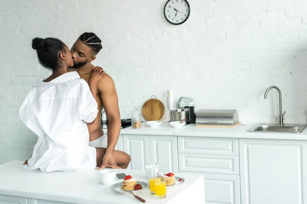 Affectionate African American Couple Kissing Kitchen Counter Kitchen — Stock Photo, Image
