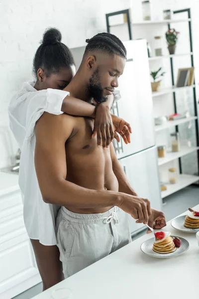 Africano Americano Fidanzata Abbracciare Fidanzato Cucina — Foto Stock