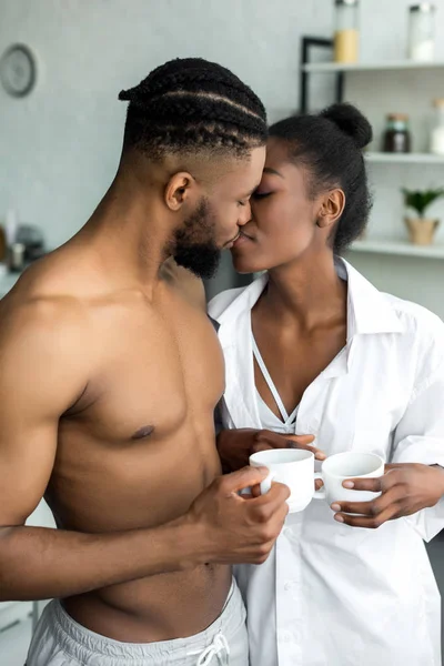 Africano Casal Americano Beijando Cozinha — Fotografia de Stock