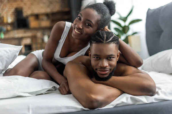 Gelukkig Afrikaanse Amerikaanse Echtpaar Ondergoed Kijken Camera Slaapkamer — Stockfoto
