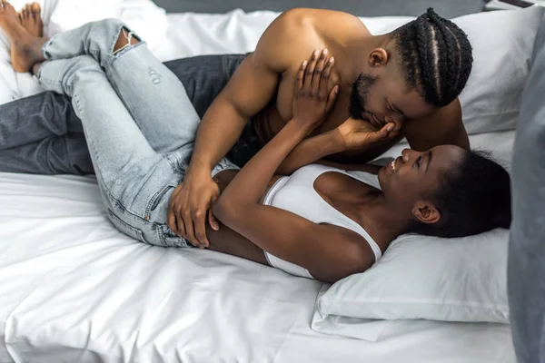 躺在卧室床上的非洲裔美国人夫妇 — 图库照片