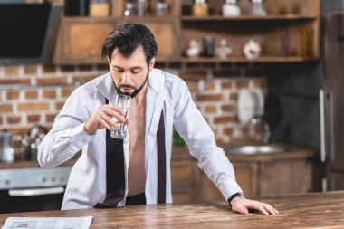 yakışıklı yalnız adam işadamı içme suyu mutfak at sabah