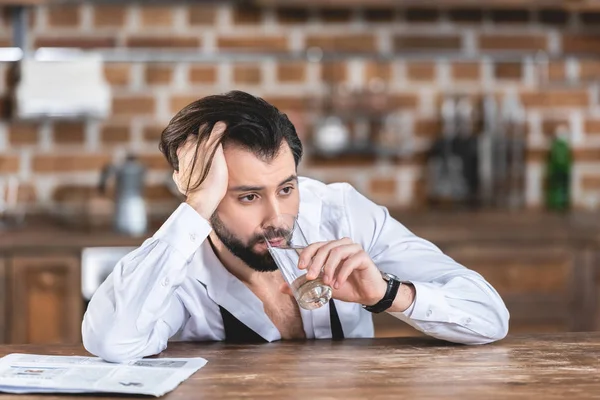 Όμορφος Μοναχικός Επιχειρηματία Που Κάθεται Στο Τραπέζι Πρωί Και Πόσιμο — Φωτογραφία Αρχείου