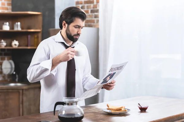 Knappe Eenling Zakenman Krant Lezen Kopje Koffie Houden Keuken — Stockfoto