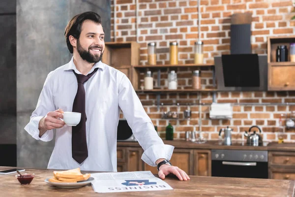 Guapo Solitario Hombre Negocios Sosteniendo Taza Café Mirando Hacia Cocina — Foto de Stock