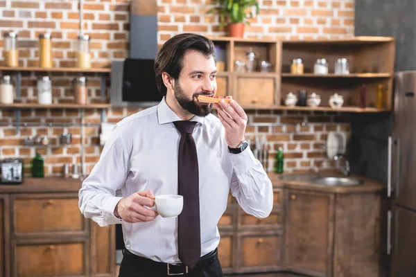 Όμορφος Μοναχικός Επιχειρηματίας Τρώγοντας Τοστ Για Πρωινό Στην Κουζίνα — Φωτογραφία Αρχείου