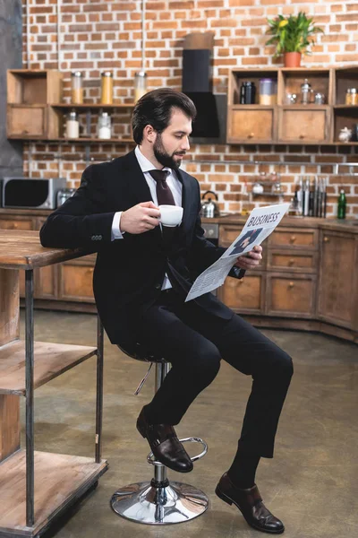Samotnik Przystojny Biznesmen Czytanie Gazety Trzymając Kubek Kawy Kuchni — Darmowe zdjęcie stockowe