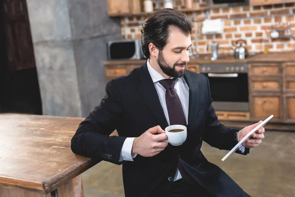 Zijaanzicht Van Knappe Eenling Zakenman Kijken Naar Tablet Kopje Koffie — Stockfoto