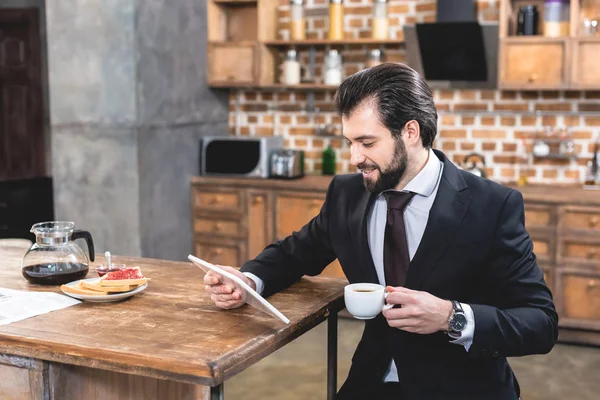 Szép Magányos Üzletember Látszó Tabletta Gazdaság Csésze Kávét Konyha — Stock Fotó