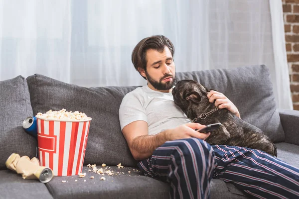 Schöner Einzelgänger Der Bulldogge Und Fernbedienung Auf Sofa Wohnzimmer Hält — Stockfoto