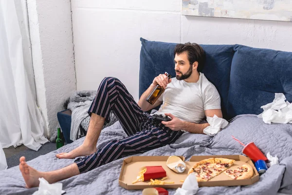 Чоловічий Учень Грає Відеогру Пиво Ліжку Вдома — стокове фото