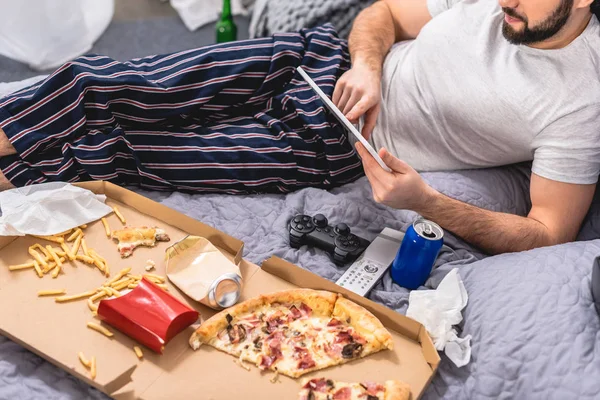 Imagen Recortada Solitario Usando Tableta Cama Dormitorio — Foto de Stock