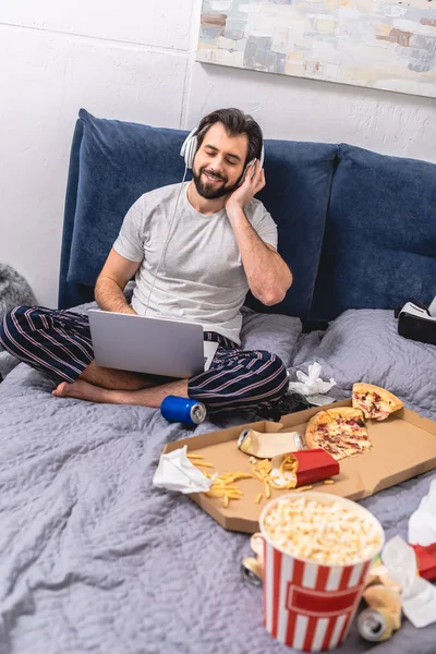 Guapo Solitario Escuchando Música Con Portátil Dormitorio — Foto de Stock