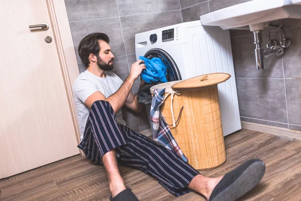 Bonito Solitário Colocando Roupa Máquina Lavar Roupa Banheiro — Fotografia de Stock
