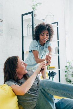 genç çok ırklı çift Smartphone birbirlerinin elinden çekerek 