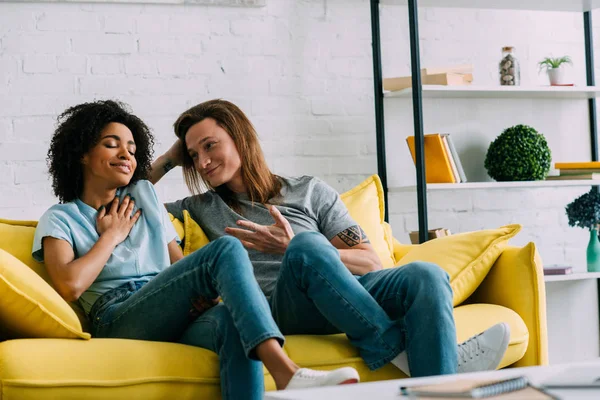 Junges Multiethnisches Paar Gespräch Mit Gesten Auf Dem Heimischen Sofa — Stockfoto
