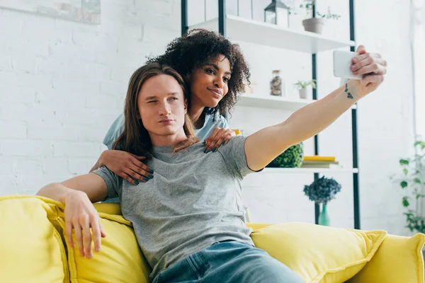 Młoda Para Międzyrasowy Biorąc Selfie Smartphone — Zdjęcie stockowe
