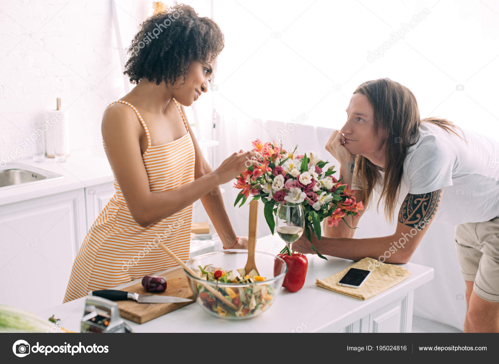 Jeune Homme Don Bouquet Fleurs Une Amie Afro Américaine