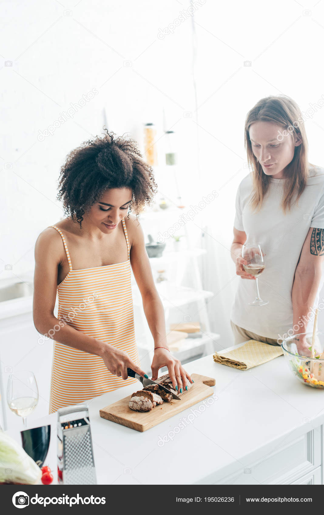 Dos jóvenes en la cocina con un rodillo sobre la mesa - Foto de stock