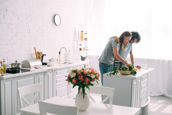 Vista Frontal Joven Afroamericana Abrazando Novio Mientras Cocina Cocina —  Fotos de Stock