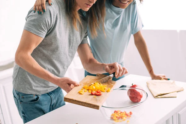 Bijgesneden Afbeelding Van Vrouw Omhelst Vriendje Terwijl Hij Koken Keuken — Gratis stockfoto