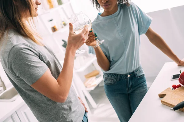 Imagen Recortada Pareja Joven Tintineo Copas Vino Cocina — Foto de Stock