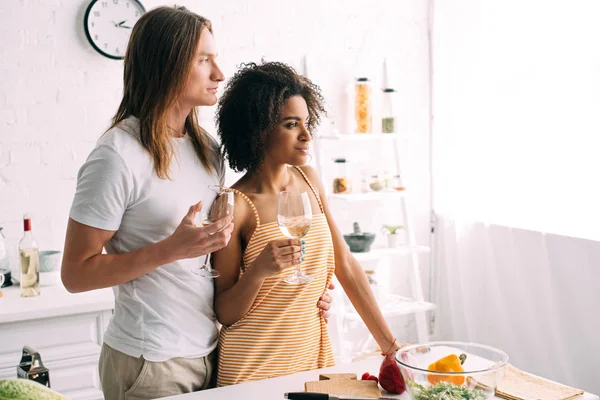 Young Interracial Couple Standing Kitchen Holding Wine Glasses — Free Stock Photo