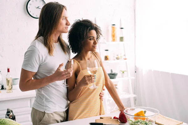 Jovem Casal Interracial Cozinha Segurando Copos Vinho — Fotografia de Stock Grátis